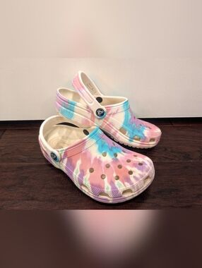 CROCS Kids Tie-Dye Clog Sandals in Pastel Pink, Blue & Purple Size 4 Big Kid